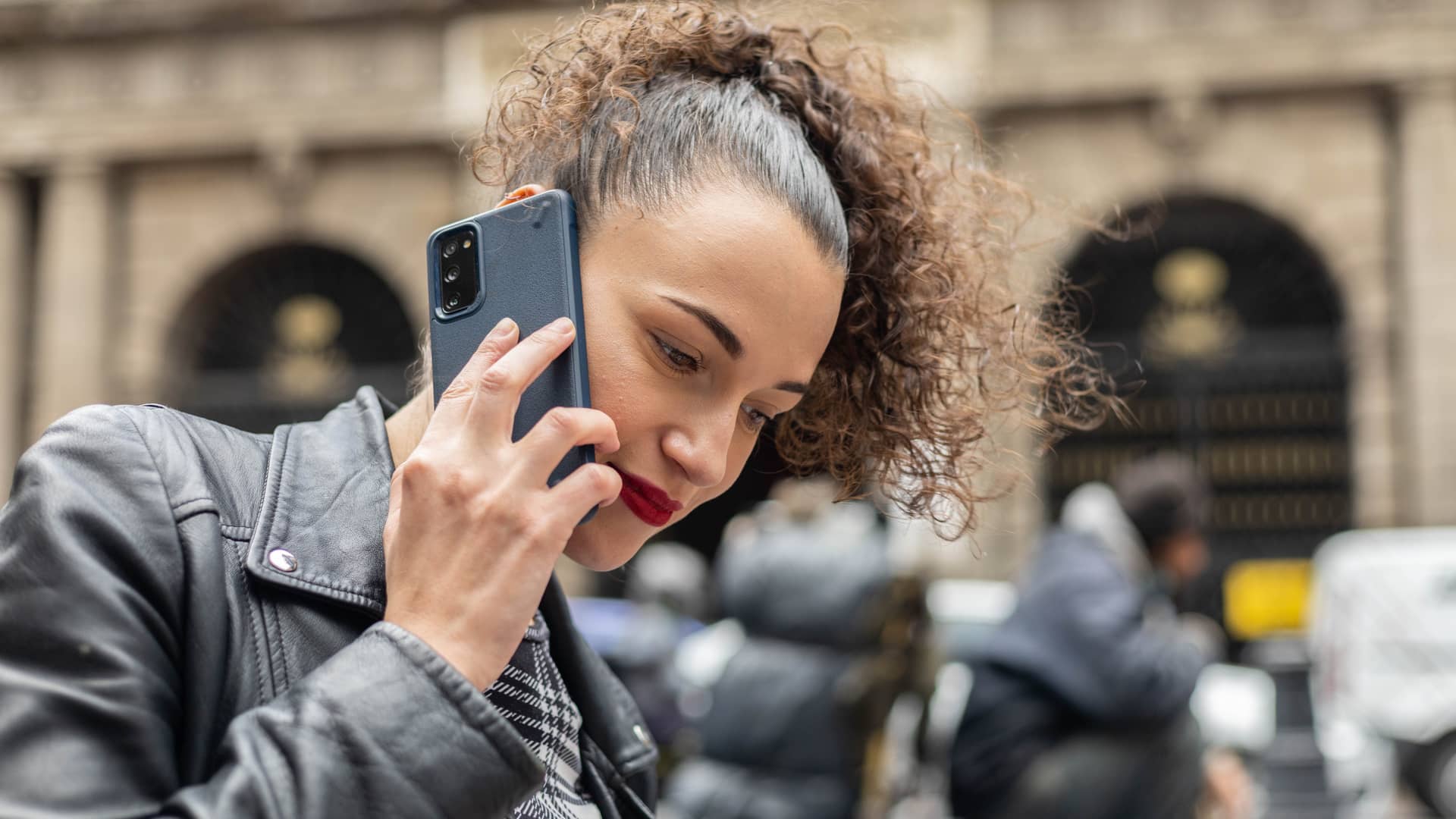 Mujer hablando por su celular con plan de prepago de movistar
