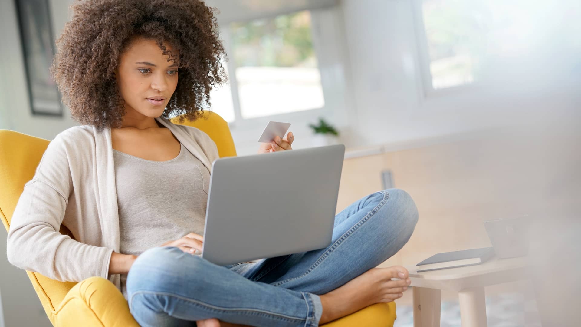 mujer mirando en su ordenador portatil los planes de internet de movistar