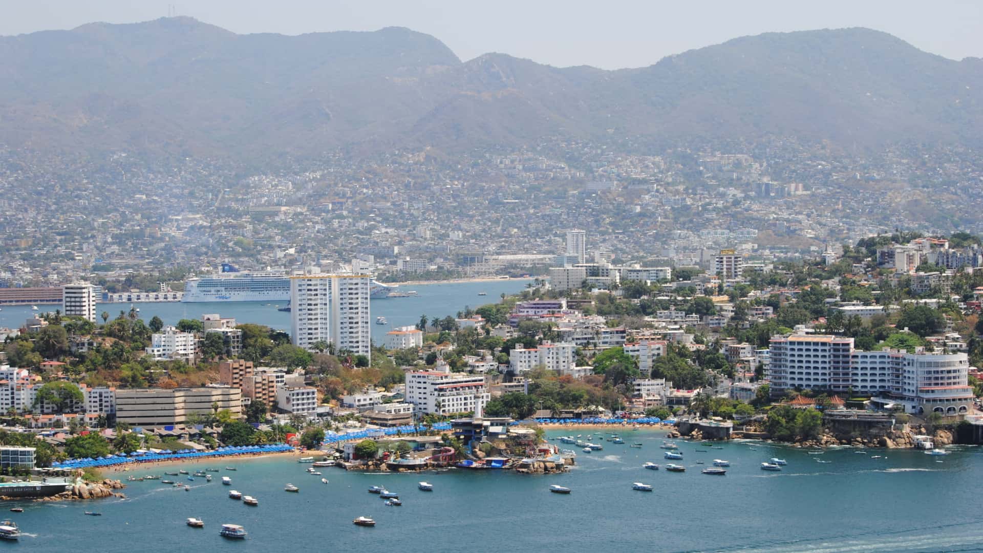vista aerea de acapulco mexico para representar las sucrusales de movistar en esa localidad
