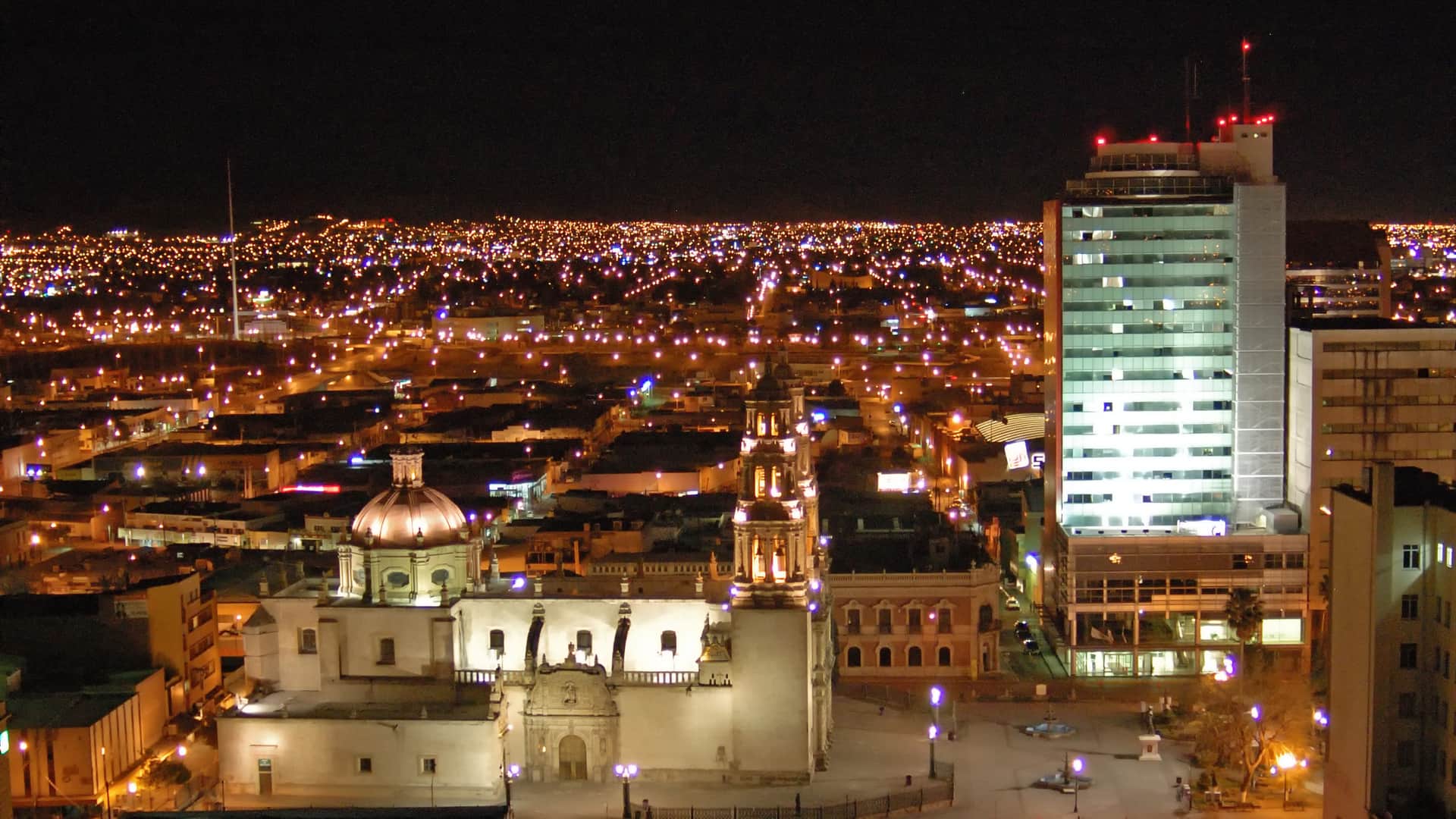 panorama nocturno de la ciudad de chihuahua que es una localidad con sucursales de movistar