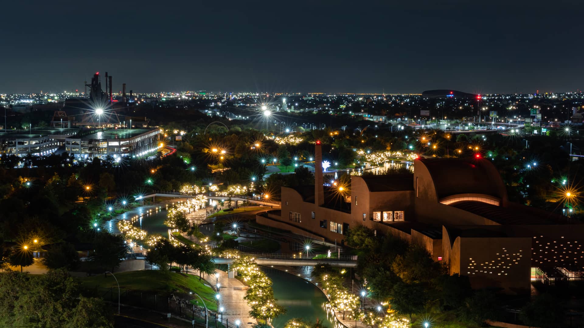 imagen nocturna de la ciudad de leon donde existen sucursales de la empresa movistar