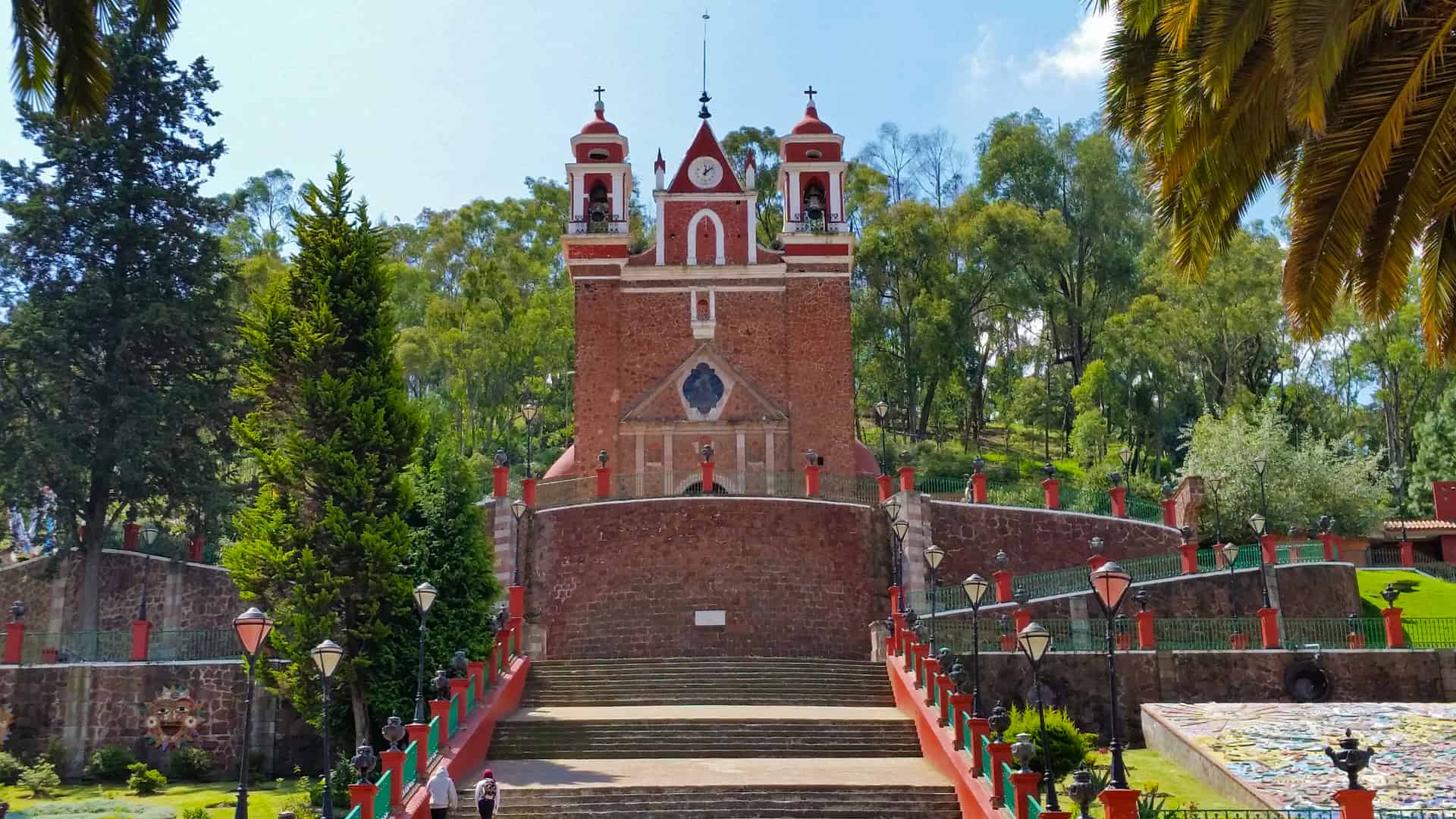 monumento de un parque de la ciudad de metepec donde puedes encontrar surucursales de movistar