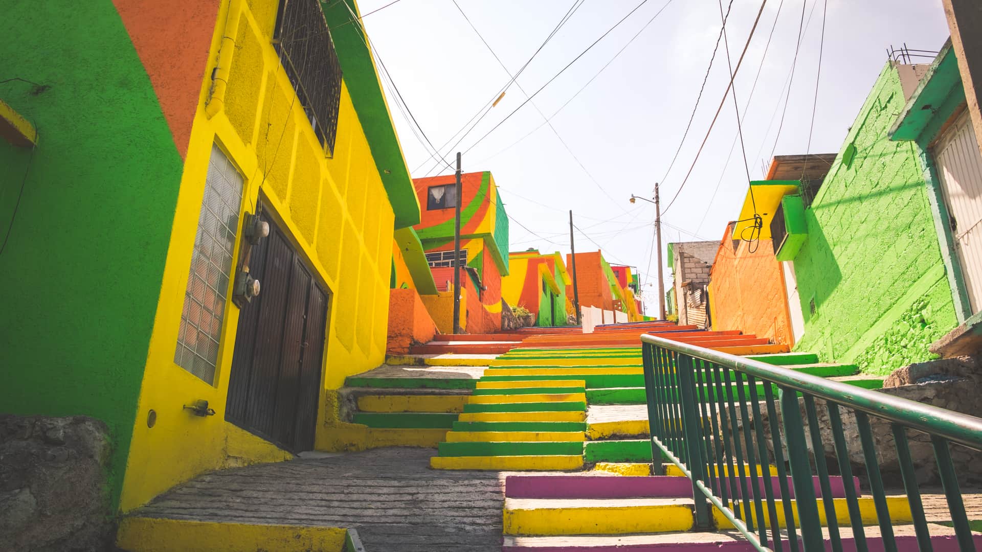 escaleras coloridas de la localidad de pachuca donde se pueden encontrar surcursales de movistar