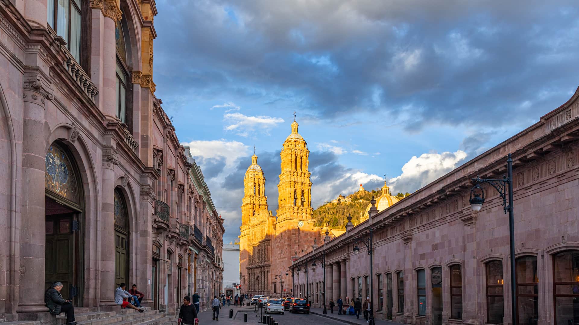 calles de la ciudad colonial de zacatecas de mexico donde se pueden encontrar sucursales de la empresa movistar