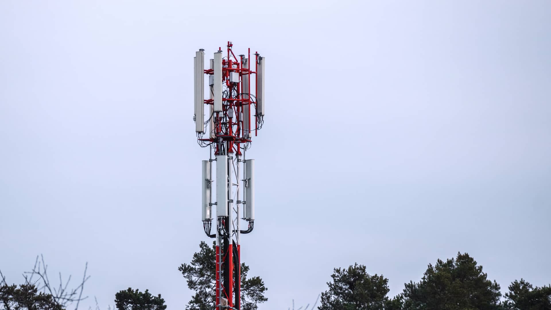 Antena de telecomunicaciones de redes celulares indicando la cobertura disponible con pillofón