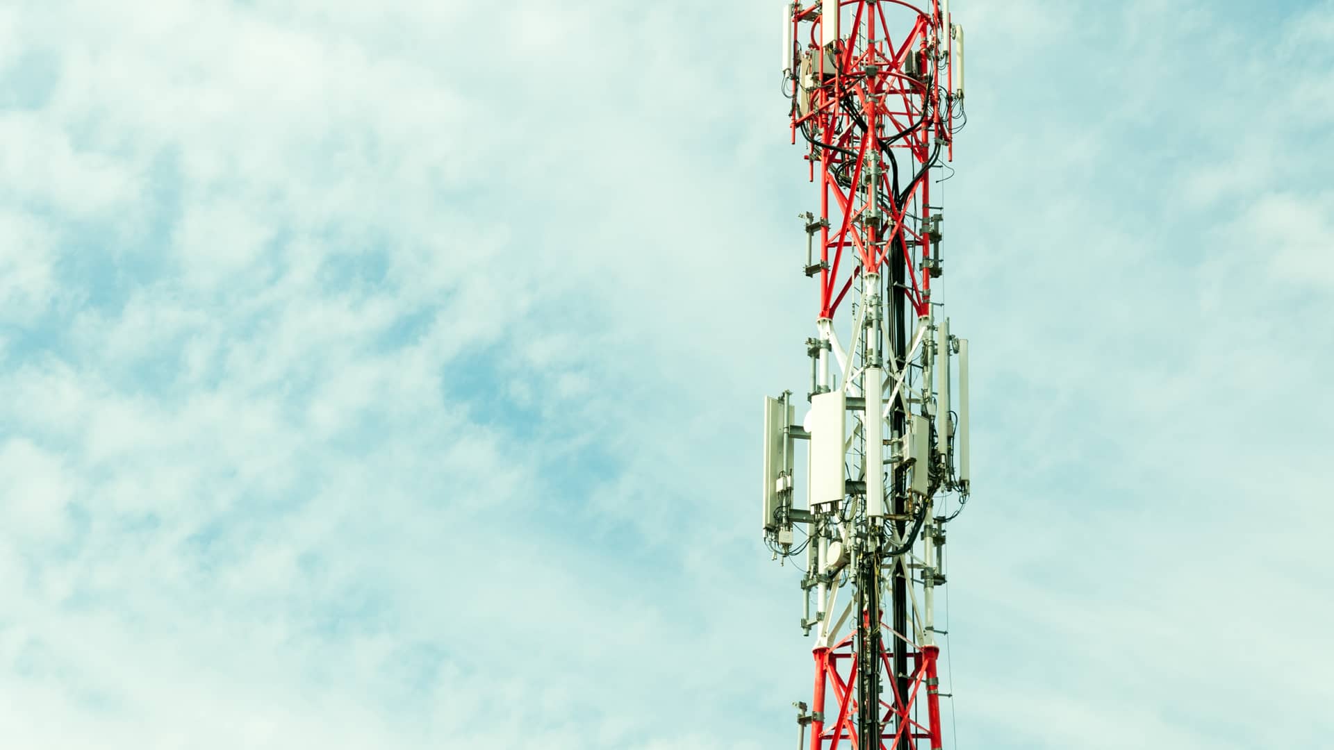 Antenas de telecomunicaciones al aire libre simbolizando la cobertura de qbocel