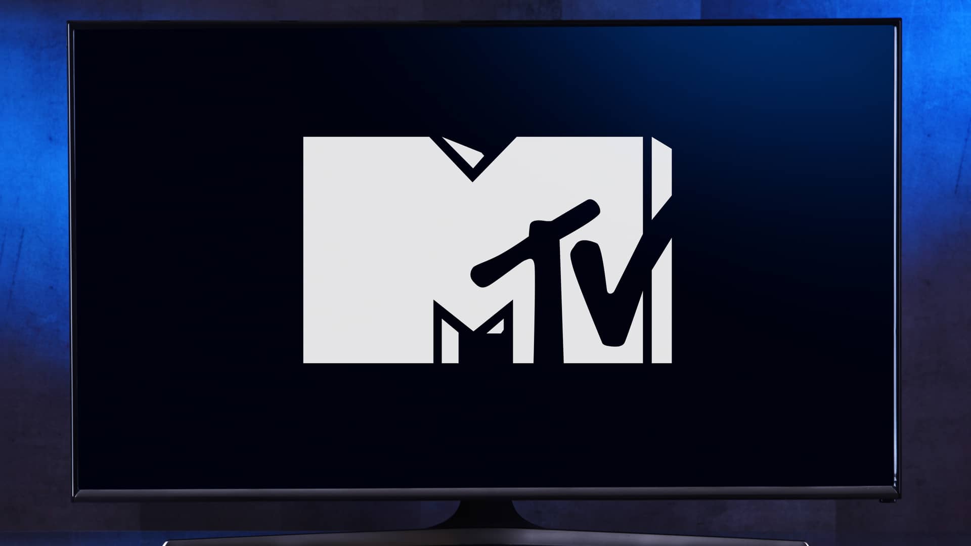 logotipo de la mtv en una tv de un cliente de sky