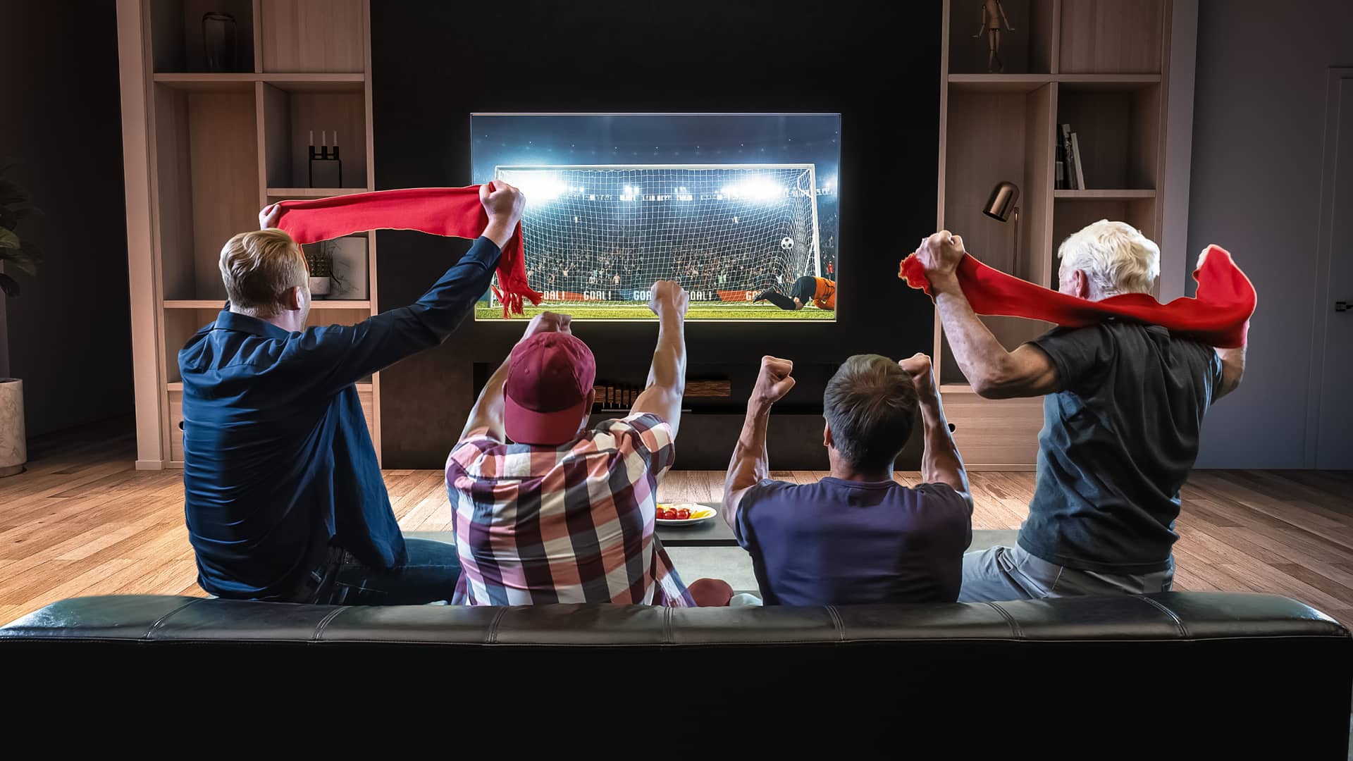 hombres viendo el futbol en la tv de su casa porque tienen el planeta futbol de sky