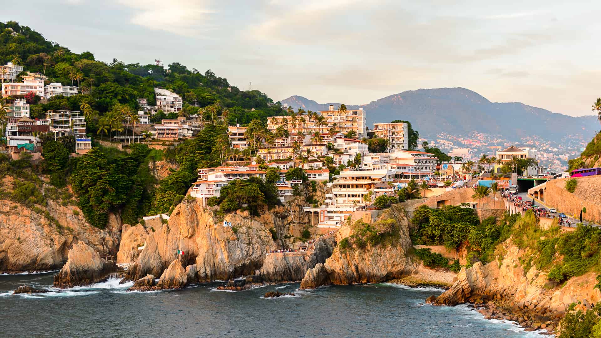 Vista de la costa de la roca Quebrada de Acapulco que es una localidad que dispone de sucrusales de sky