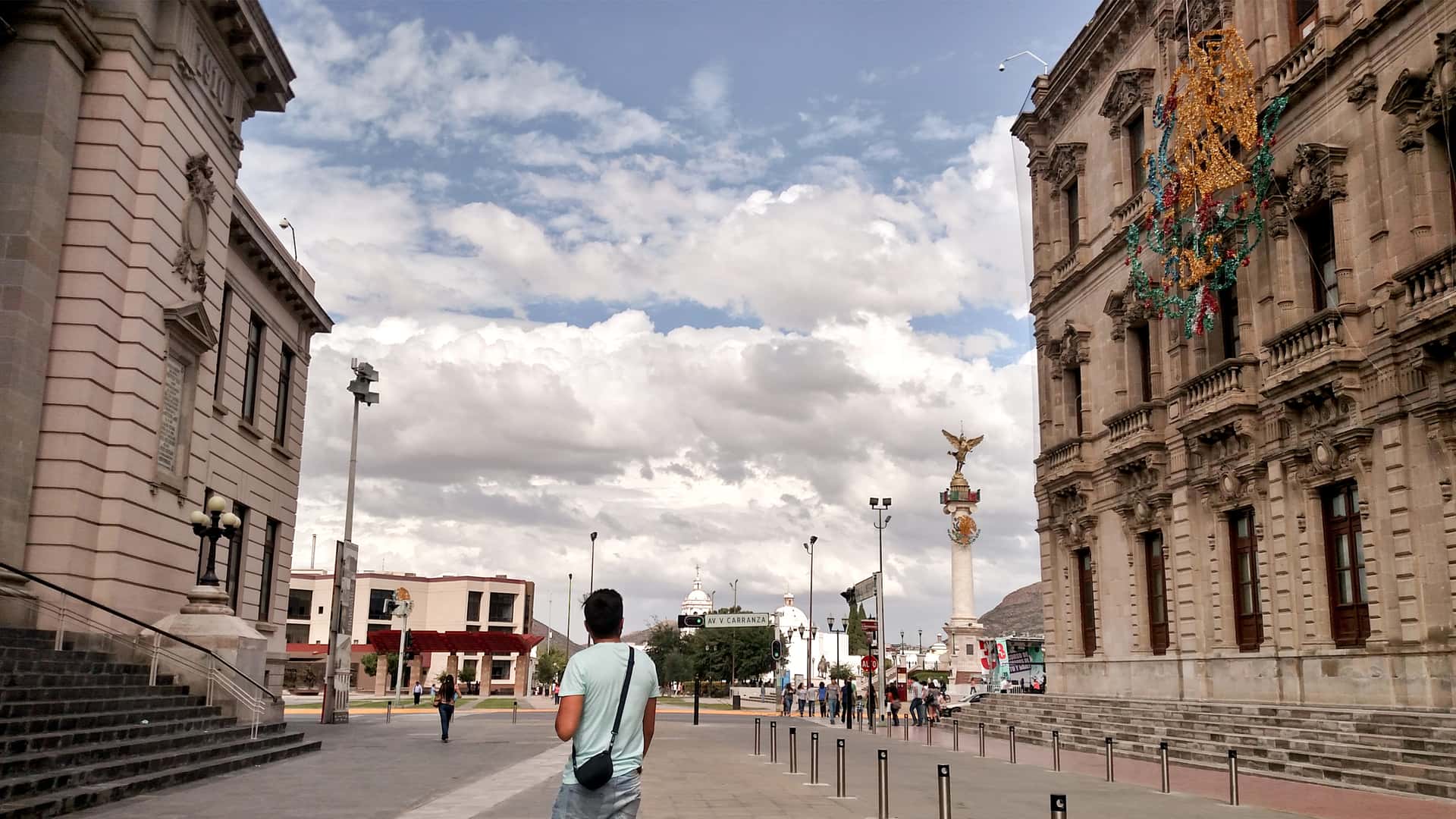 Turista en una calle de la ciudad de Chihuahua que representa las sucrusales de sky en esa localidad