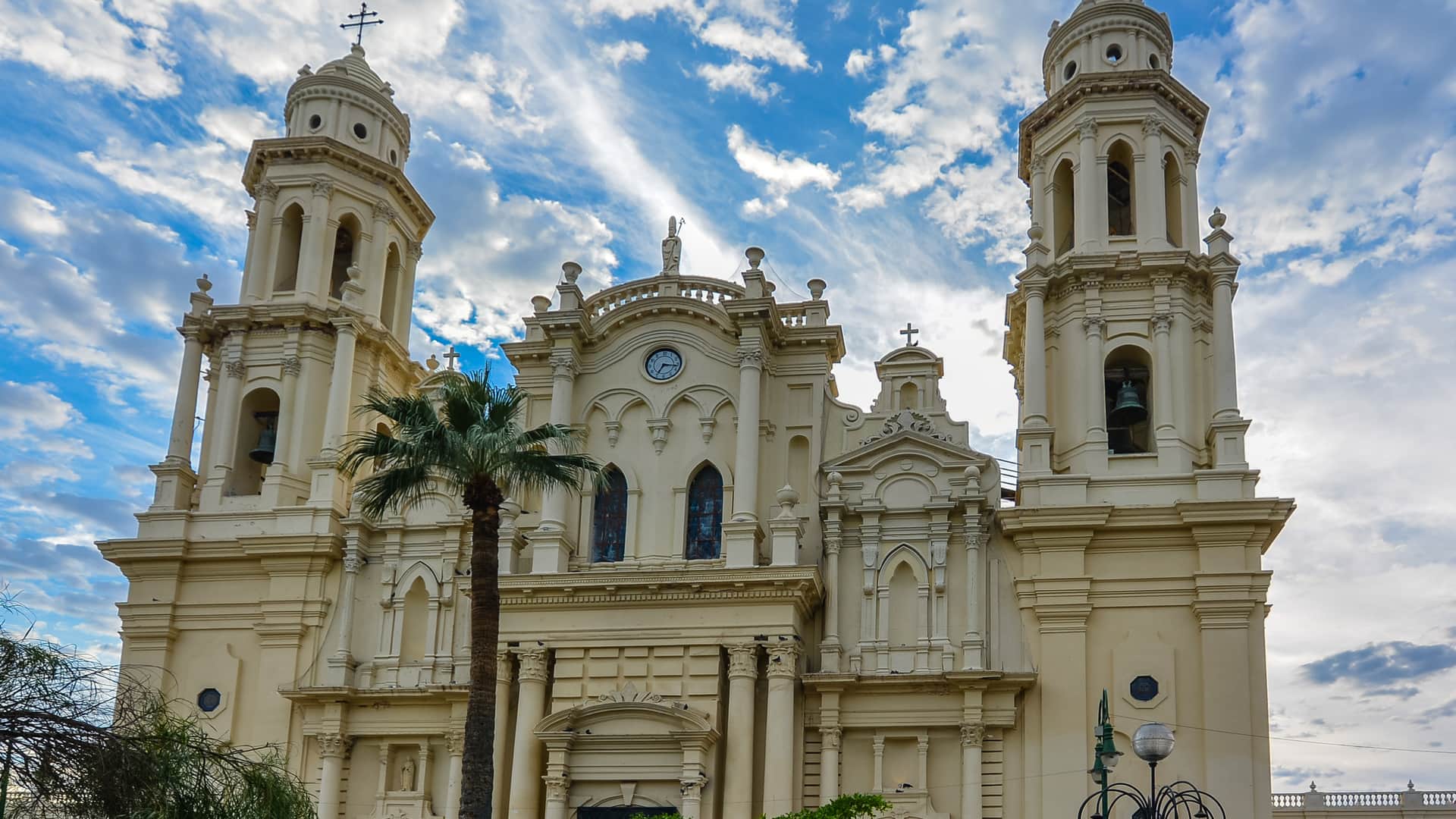 Fachada de la catedral de Hermosillo que es una ciudad que dispone de sucursales de sky