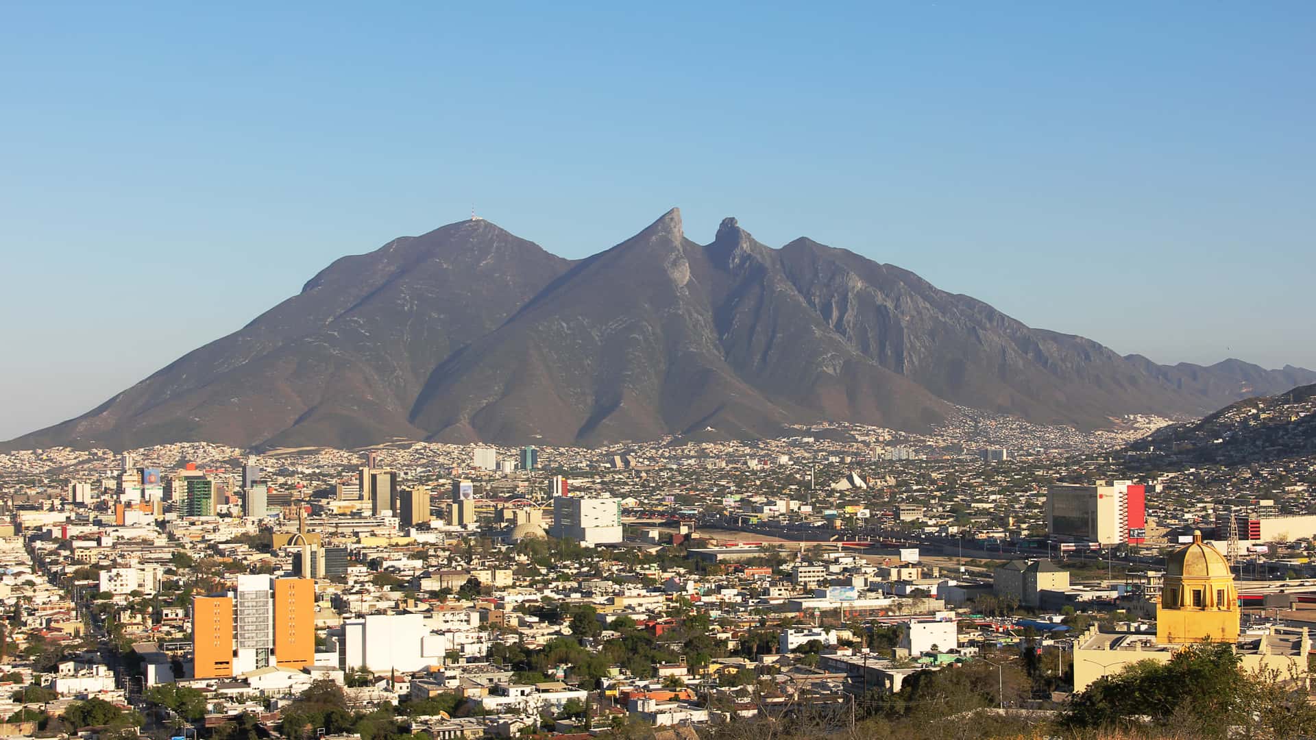 Paisaje montañoso de Monterrey para hacer referencia a las sucursales de sky en esa localidad