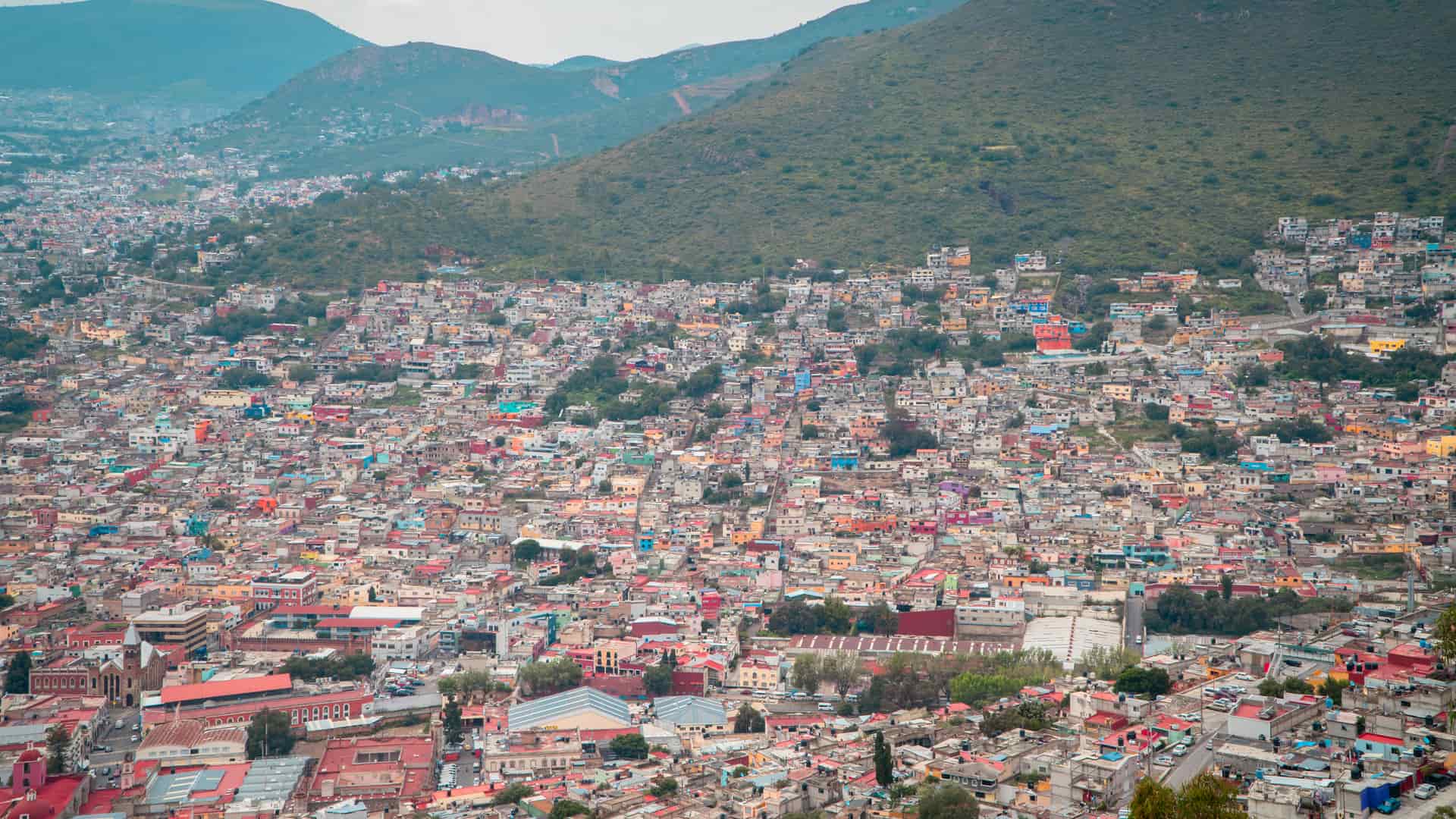 Vista de pajaro de la ciudad de Pachuca en Mexico donde se pueden encontrar sucursales de sky