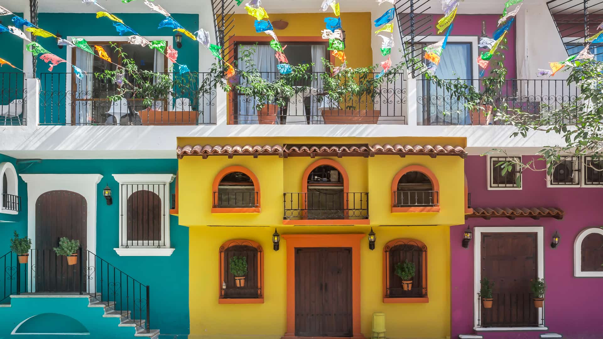 Fachadas coloridas de las calles de Puerto Vallarta que es una localidad con sucursales de sky