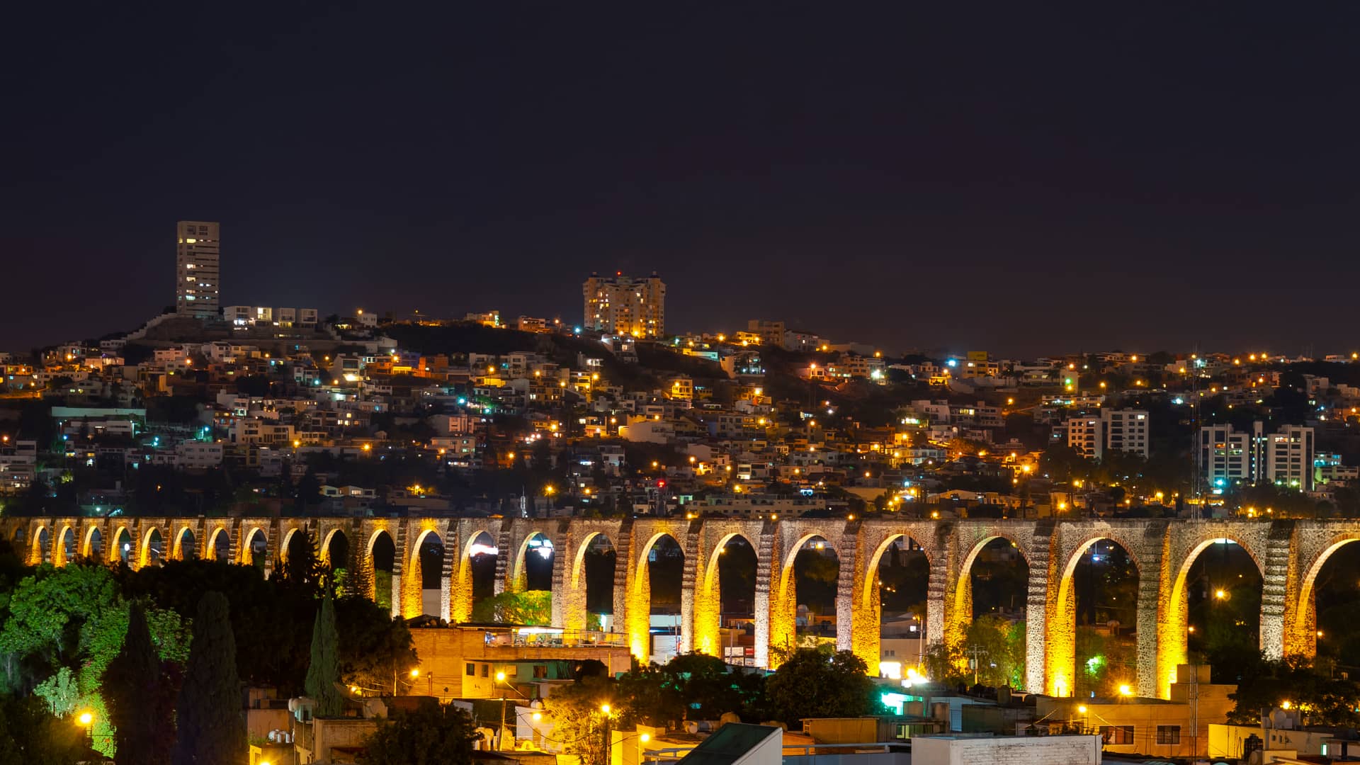 Viaducto de Queretaro ilumiando por la noche para representar las sucursales de sky en esa ciudad