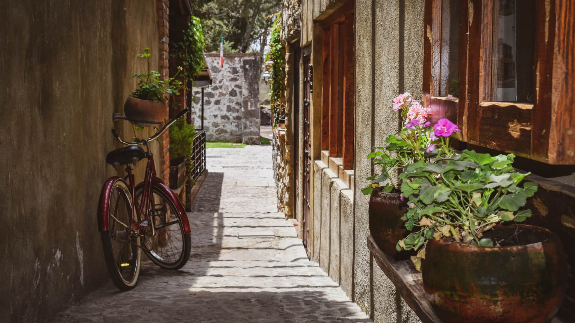estrecha calle de tlaxcala mexico con una bici que es una localidad que dispone de sucursal de sky