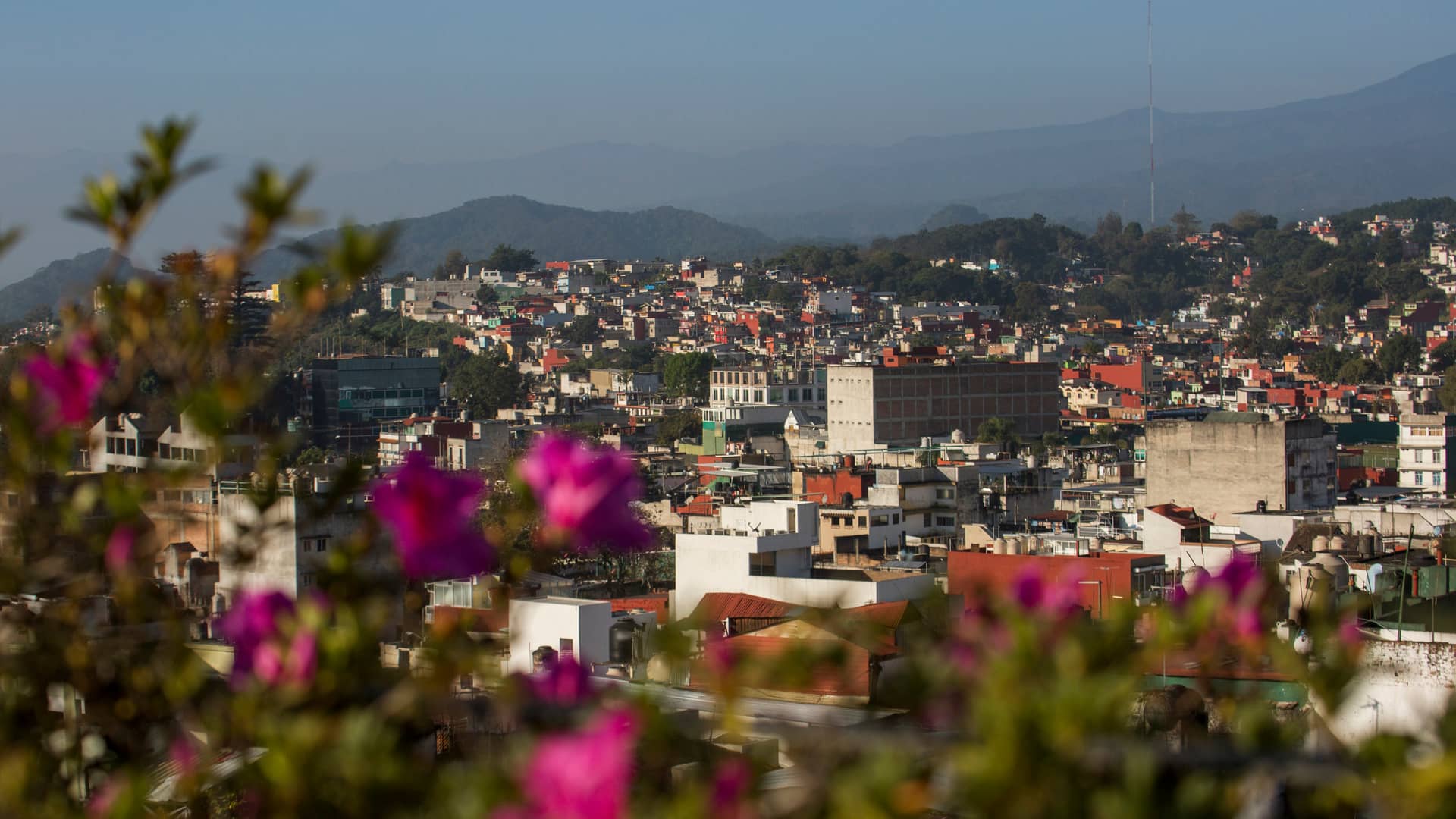 Vista aerea de Xalapa Mexico que es una localidad donde hay sucrusales de la empresa sky