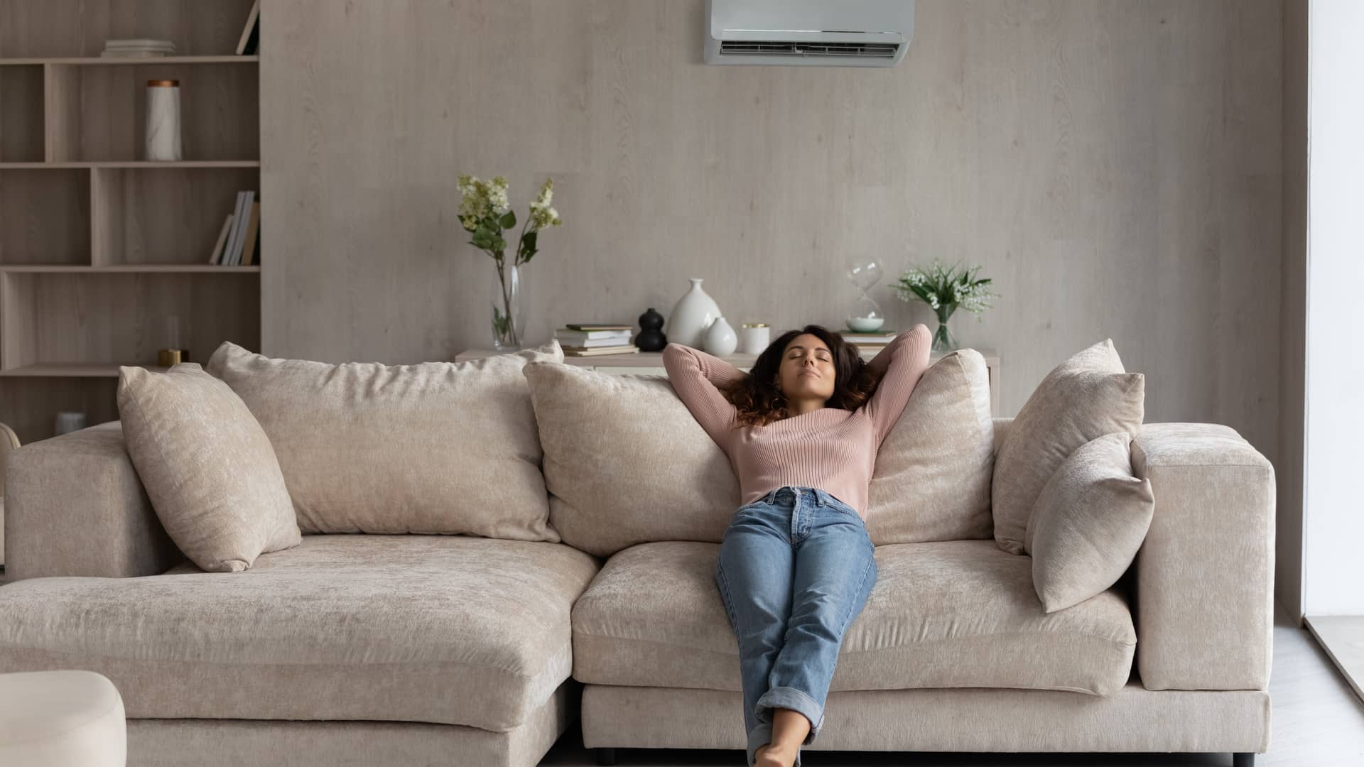 mujer tranquila tumbada en el sofa de su casa porque sabe cancelar el ser cliente de telcel