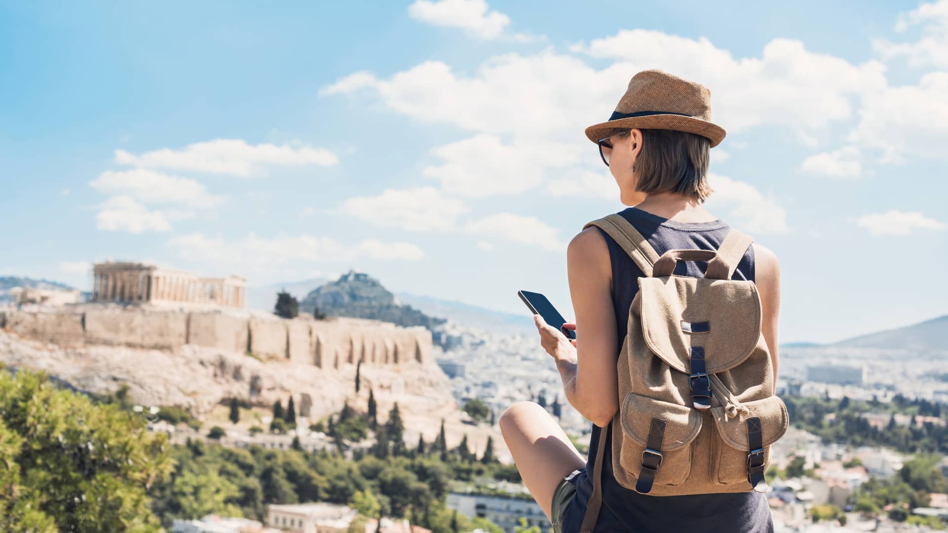 Turista utiliza su celular en el extranjero tras comprobar los costes de su roaming de telcel