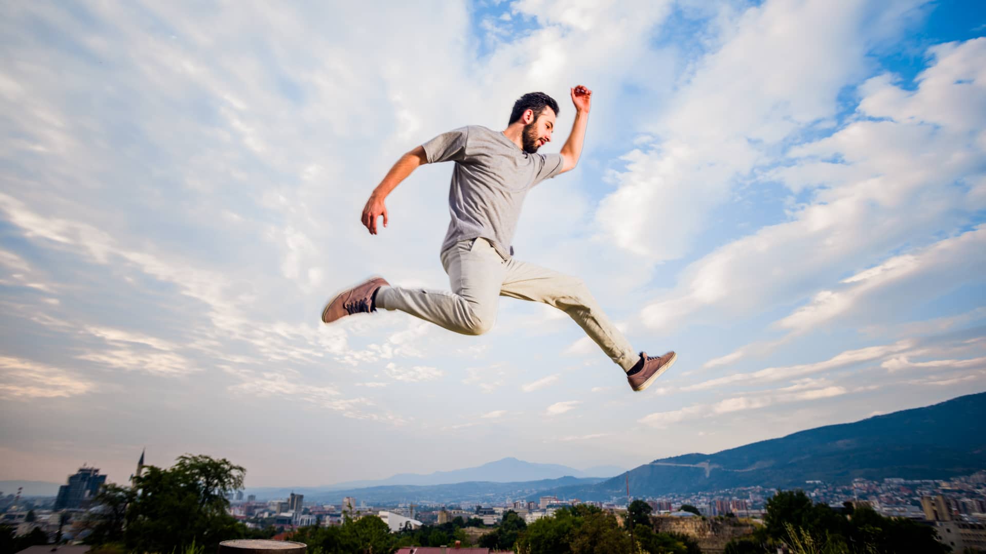 Hombre realizando un salto parkour representa el cambio de compañía mediante portabilidad a Telcel