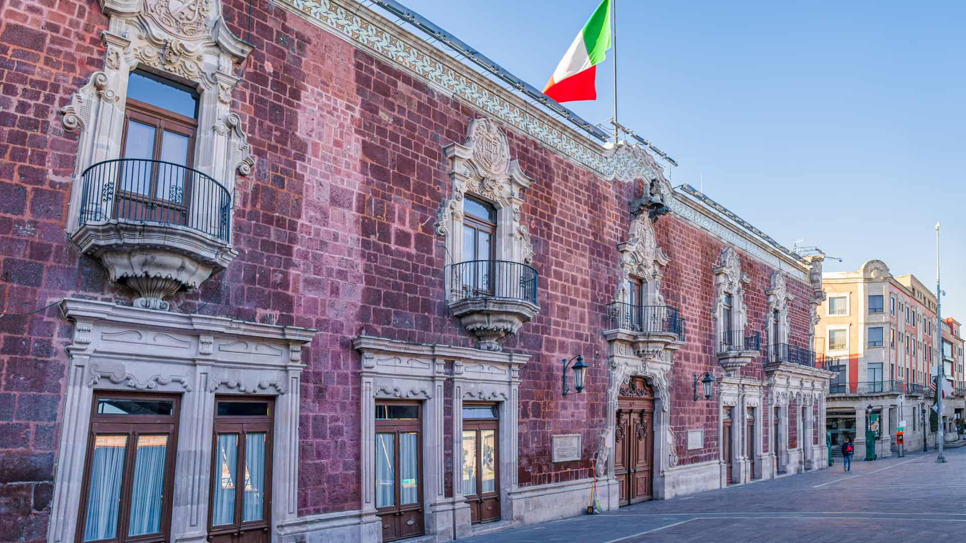 Palacio de la ciudad de Aguascalientes que indica que se pueden encontrar surcursales de telcel en esa localidad