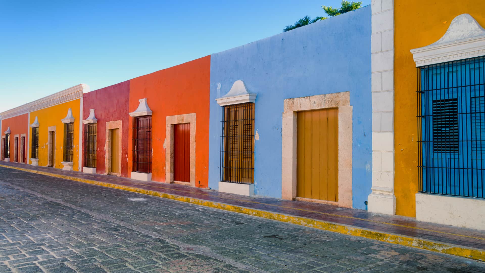 Casas coloniales del centro de Campeche que representan las sucursales de Telcel en esa localidad