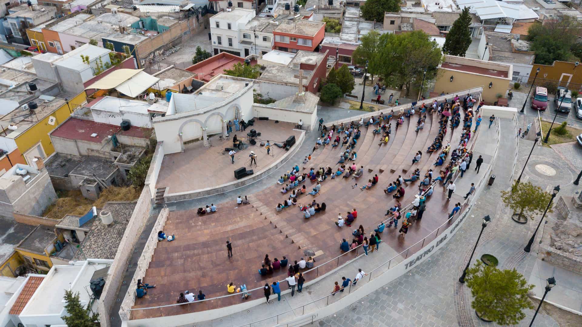 vista aerea de un teatro urbano al aire libre en la ciudad de durango que dispone de sucursales de telcel
