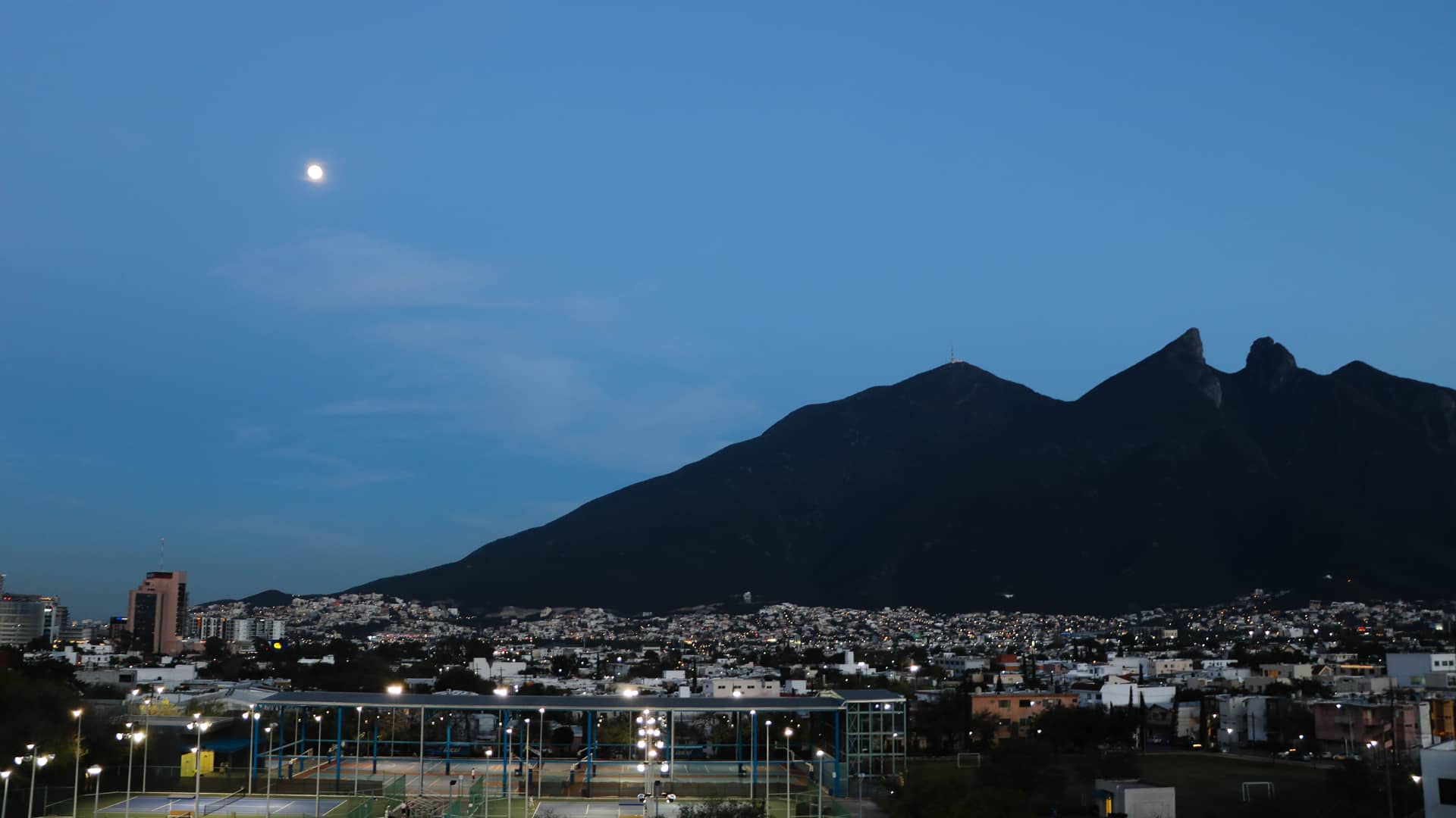 Panoramica noctura de la montana de Monterrey para representar las sucursales de telcel en esa localidad