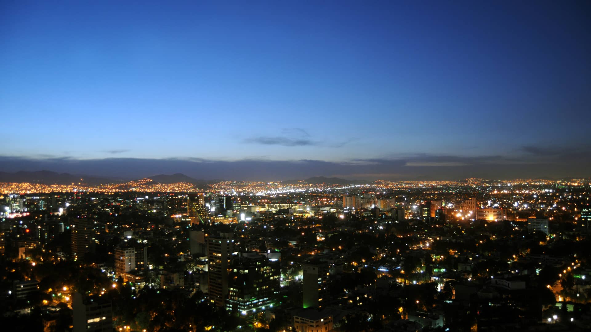 Vista aerea noctura de la ciudad de Polanco para representar las sucursales de telcel en esa localidad
