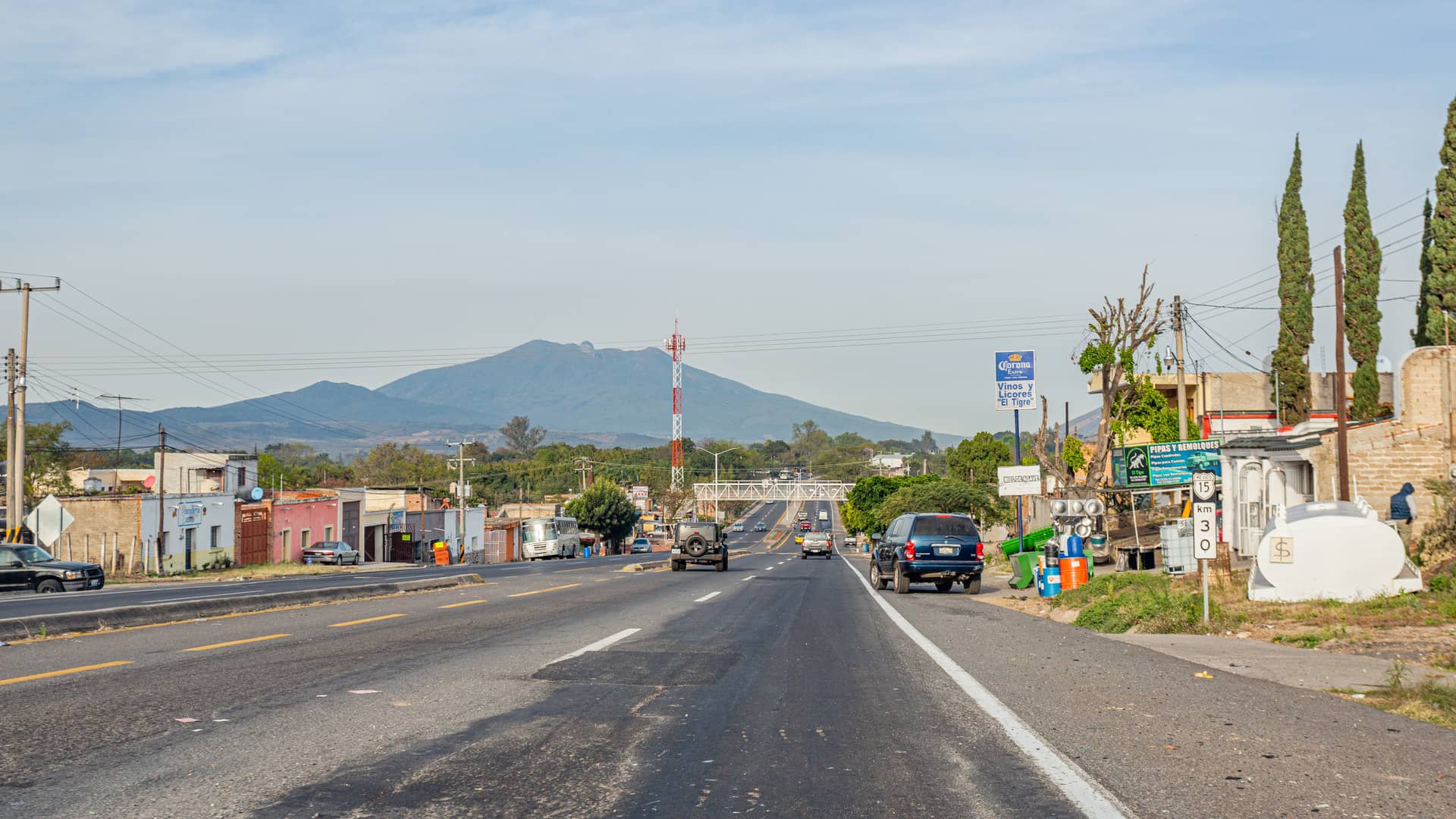 Carretera cercana a la ciudad de Tepic en Mexico donde puedes acudir a sucursales de la empresa telcel