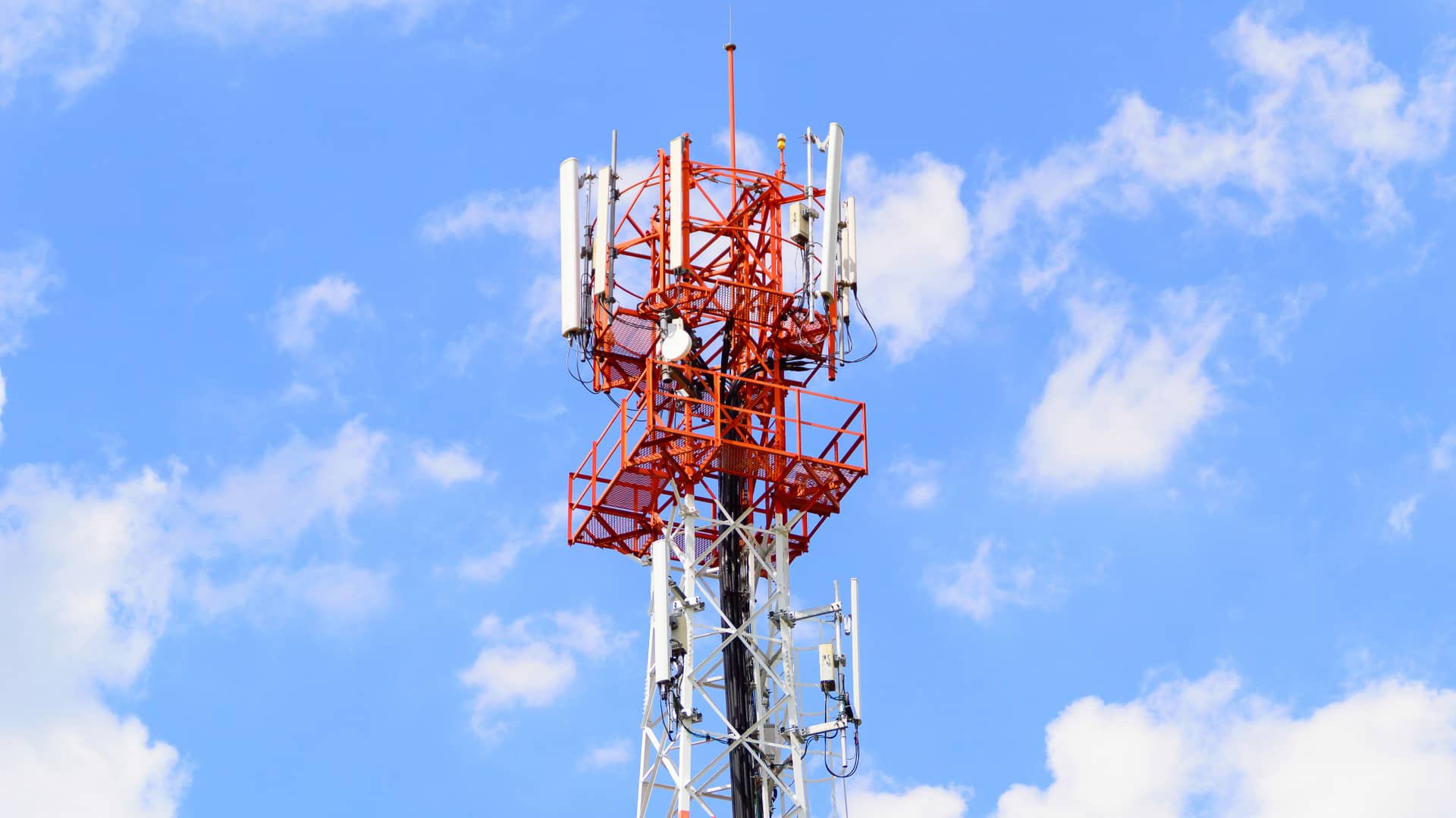 Parte superior de antena de telecomunicaciones que simboliza la conbertura de la compañía Telmex