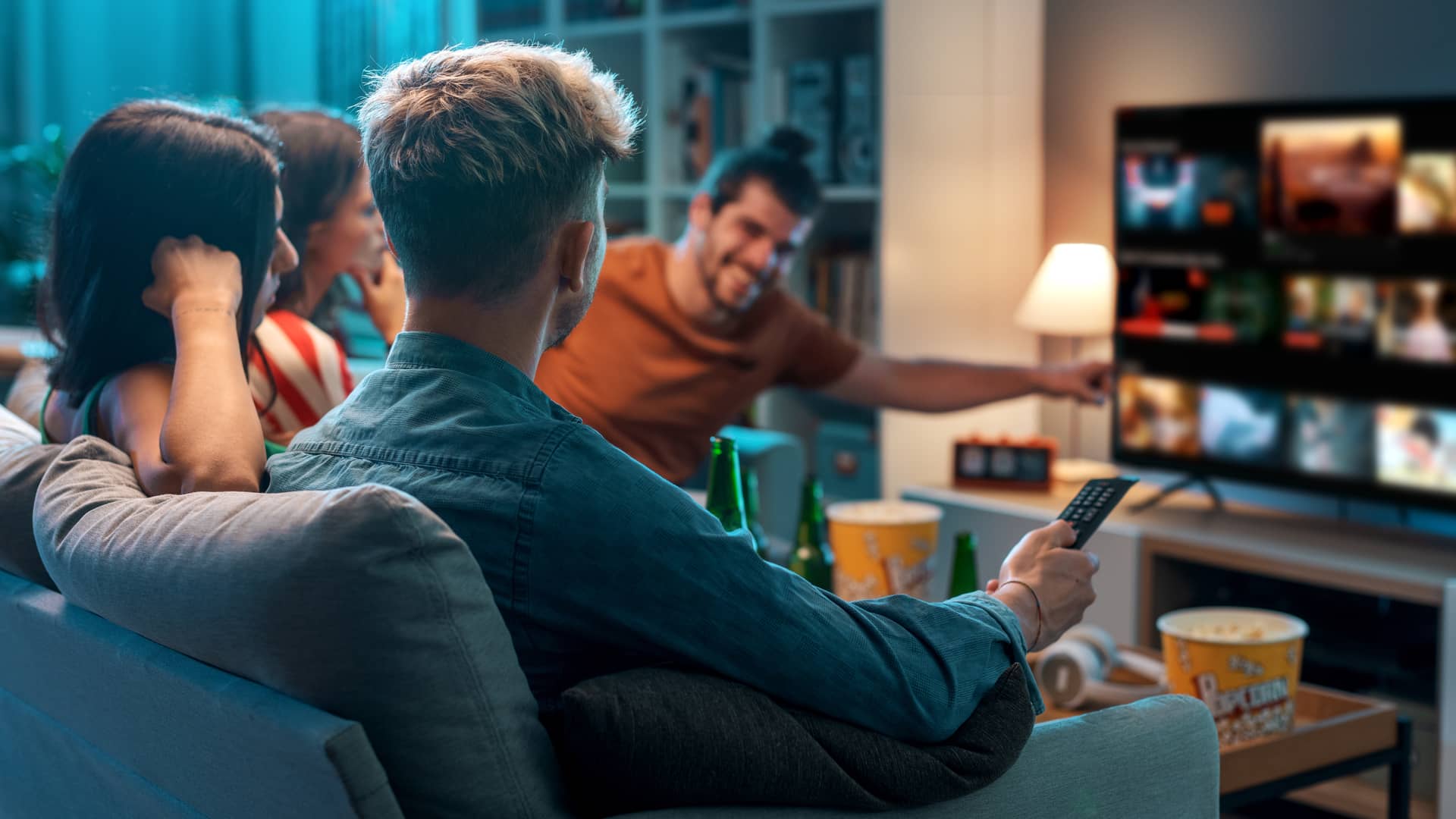 Grupo de amigos viendo la television por wifi gracias a una de las tarifas de telmex