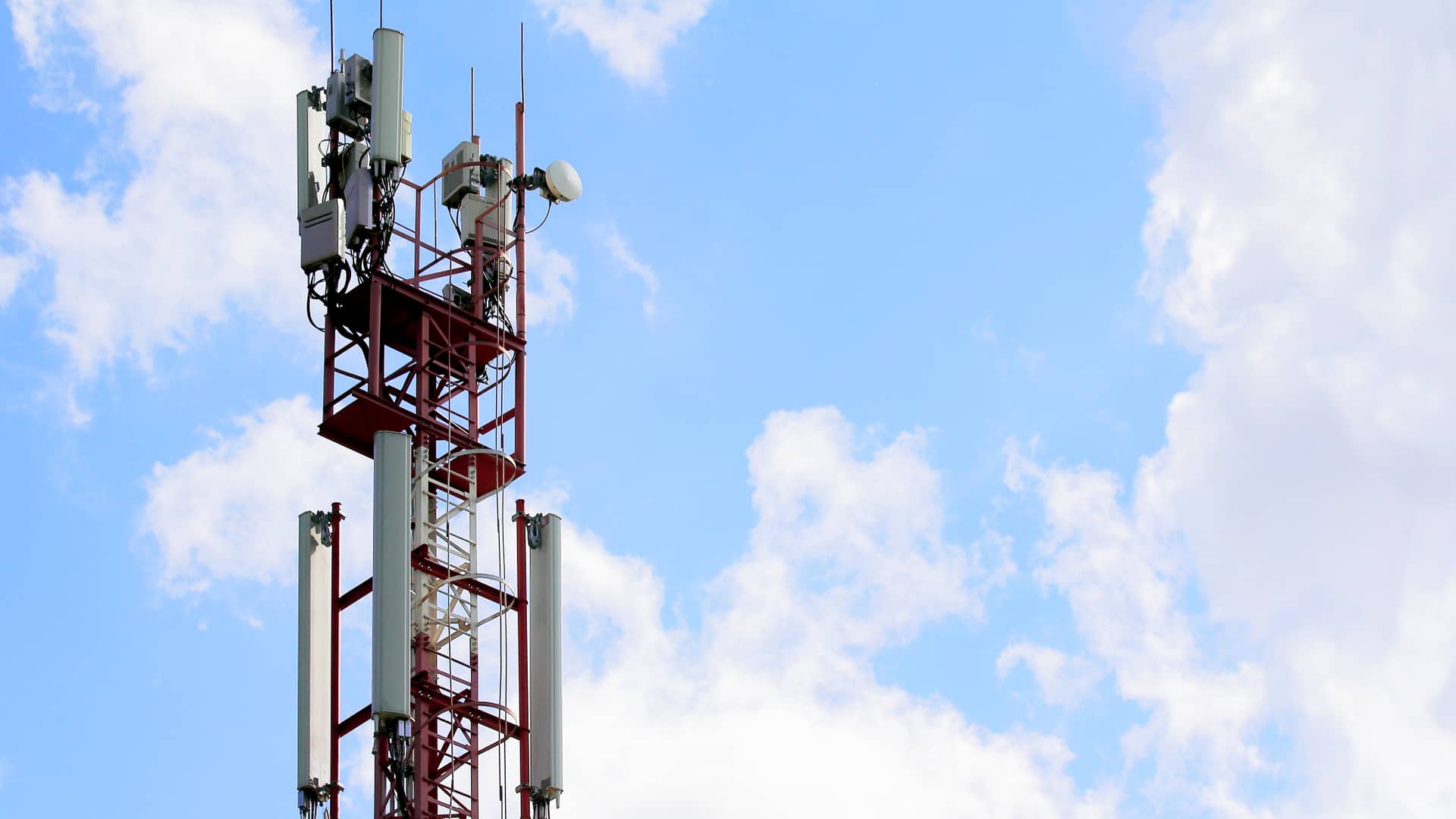 Antena de telecomunicaciones de redes celulares sobre cielo azul, simboliza la cobertura de telnor