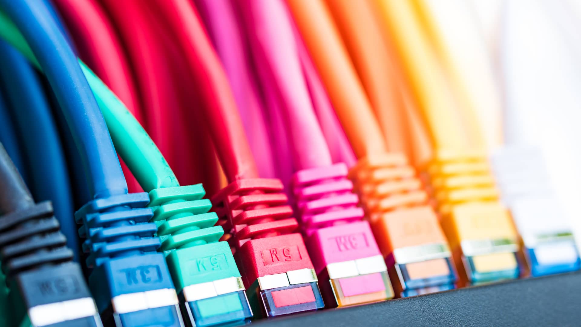 cables coloridos enchufados que representan los test de velocidad de la empresa telnor