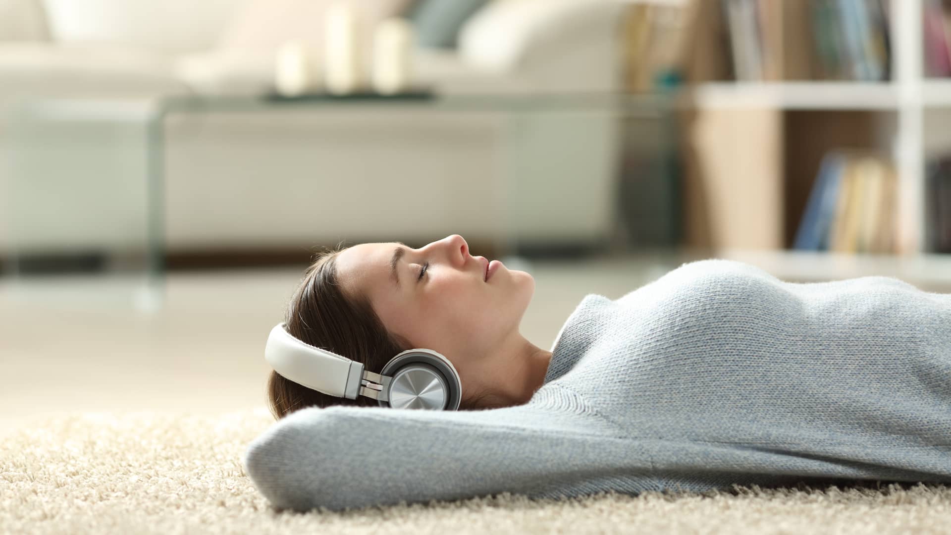 mujer escuchando musica tranquila sobre una alfombra que ha hecho los tramites para cancelar totalplay