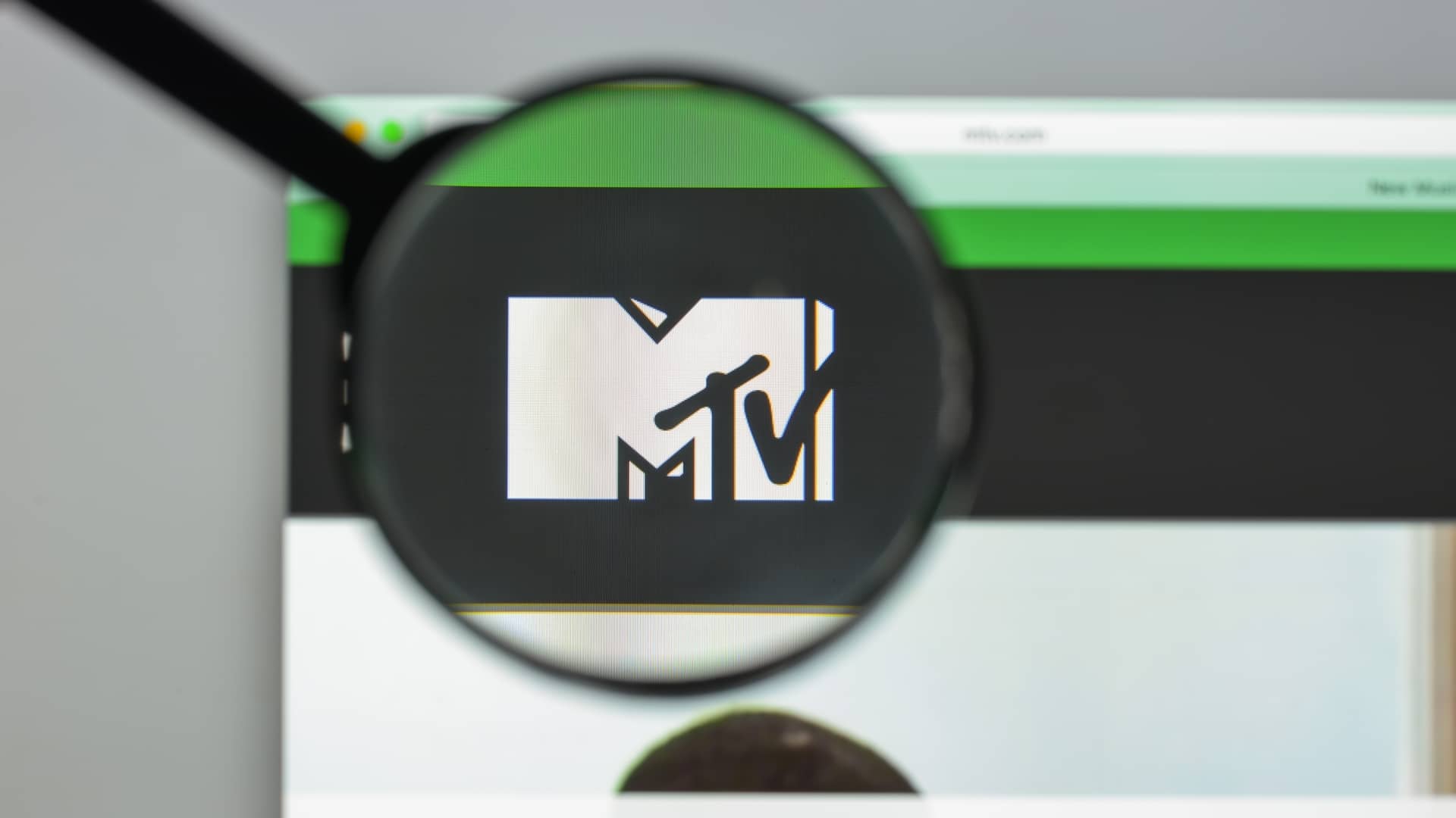 logotipo de la mtv en la pantalla de un ordenador para representar el servicio de este canal con totalplay