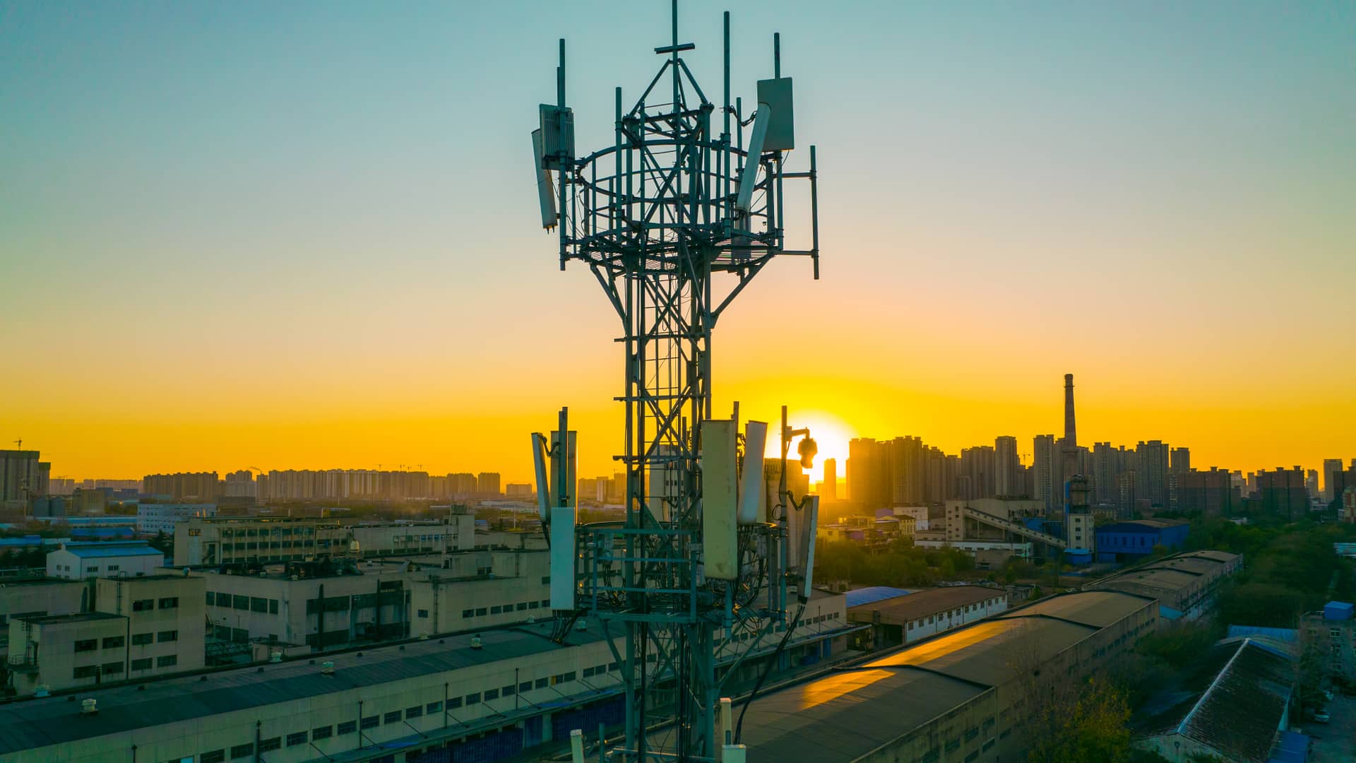 Antena de telecomunicaciones de redes celulares indicando la cobertura disponible con unefon
