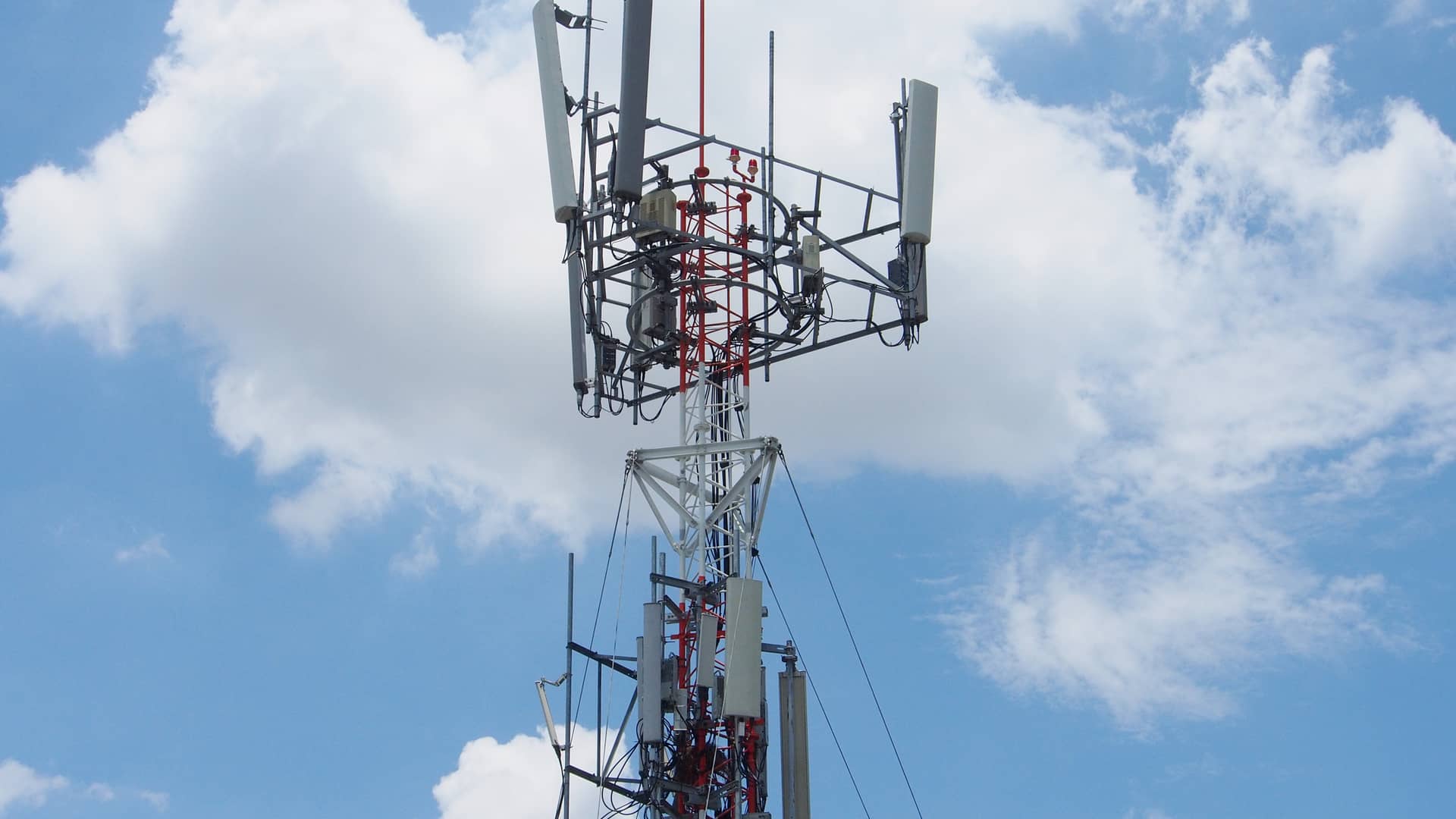 Torre de telecomunicaciones de redes celulares representando la cobertura disponible con Virgin Mobile