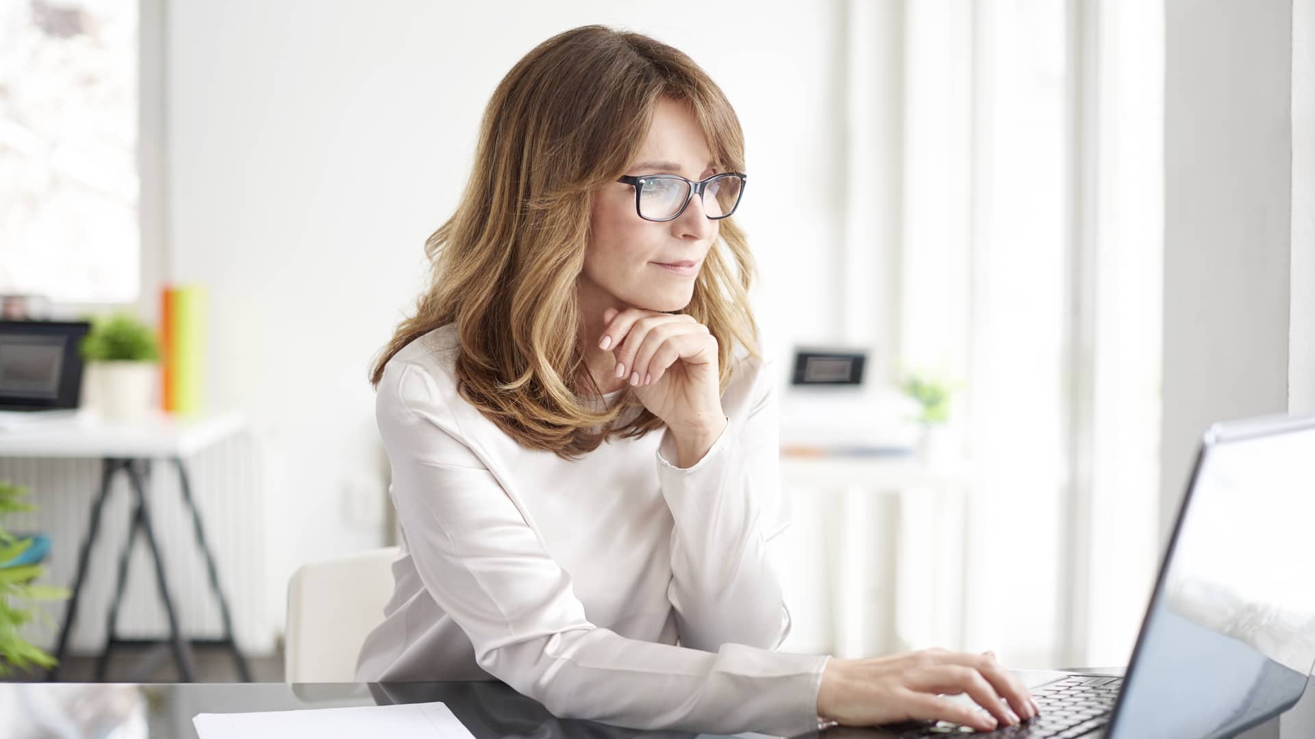 mujer adulta viendo su facturacion en la web de virginmobile en su laptop