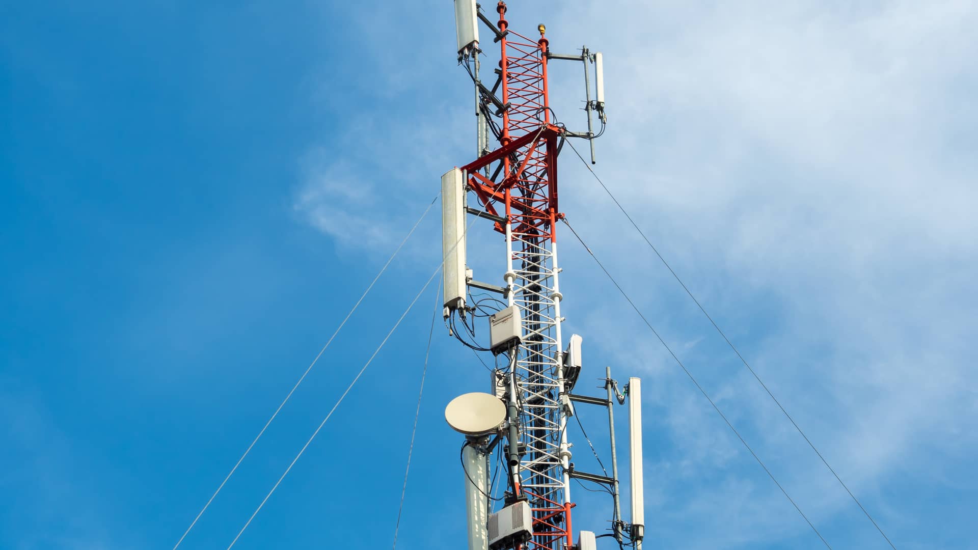 Antena direccional de telecomunicaciones de redes celulares simbolizando la cobertura de la compañía weex