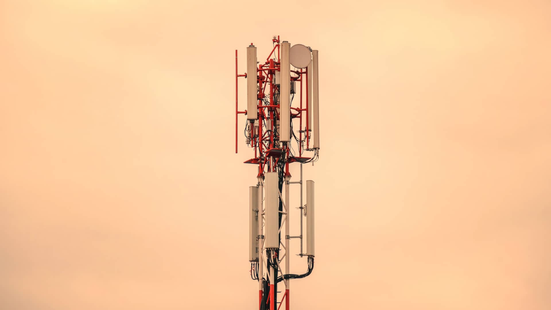 Torre de telefonía de redes celulares con cielo sepia, representa la cobertura de wizz plus